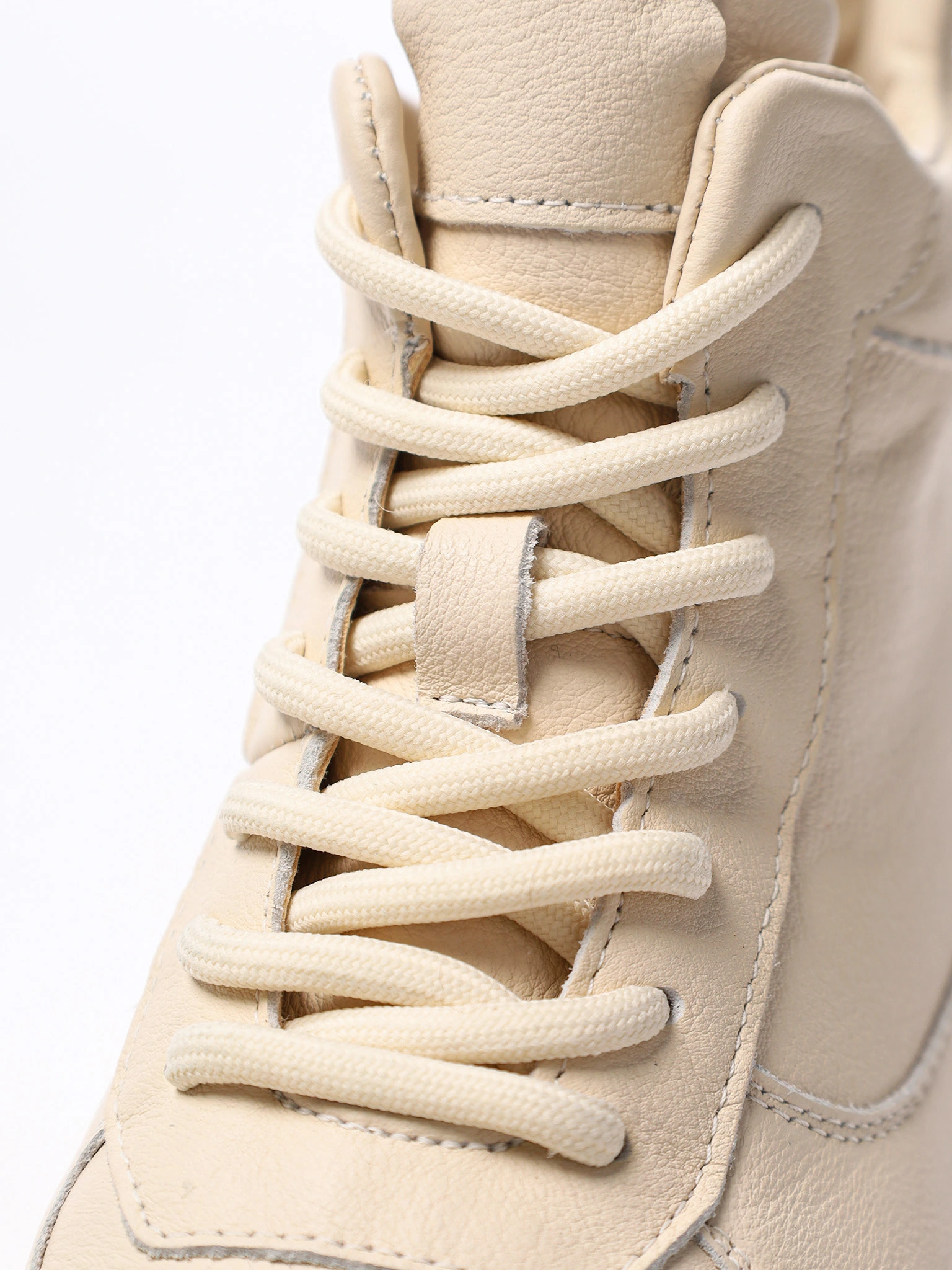 Кроссовки бежевого цвета на рельефной подошве